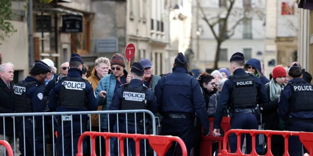 Küllerden doğan sanat: Notre Dame kapılarını yeniden açıyor 14